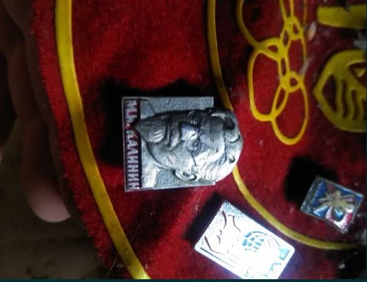 Продавам стари и редки значки.