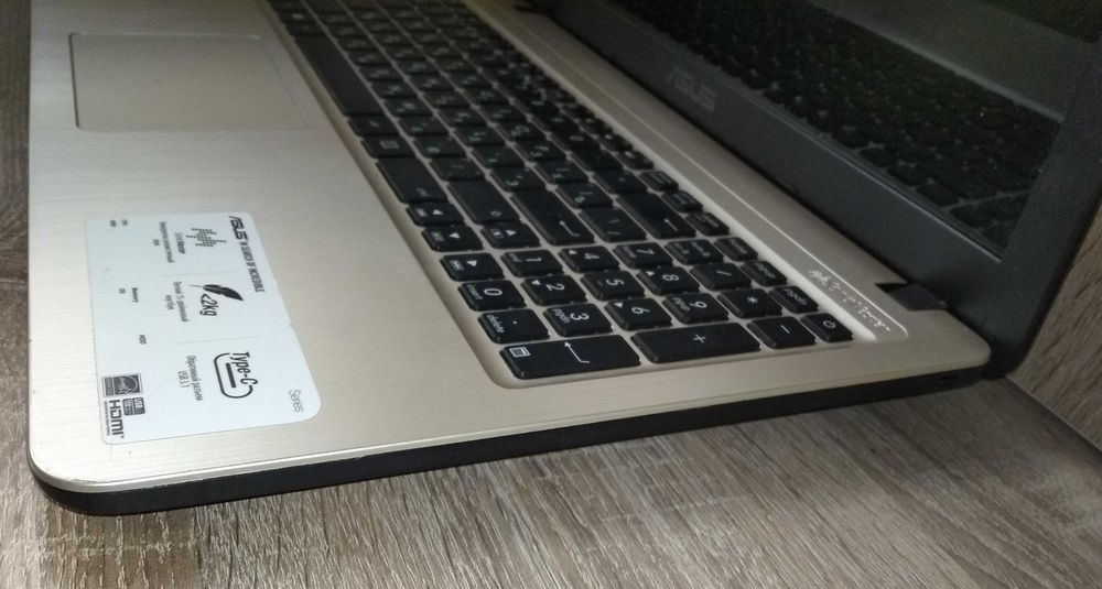 Ноутбук ASUS + мышка в подарок