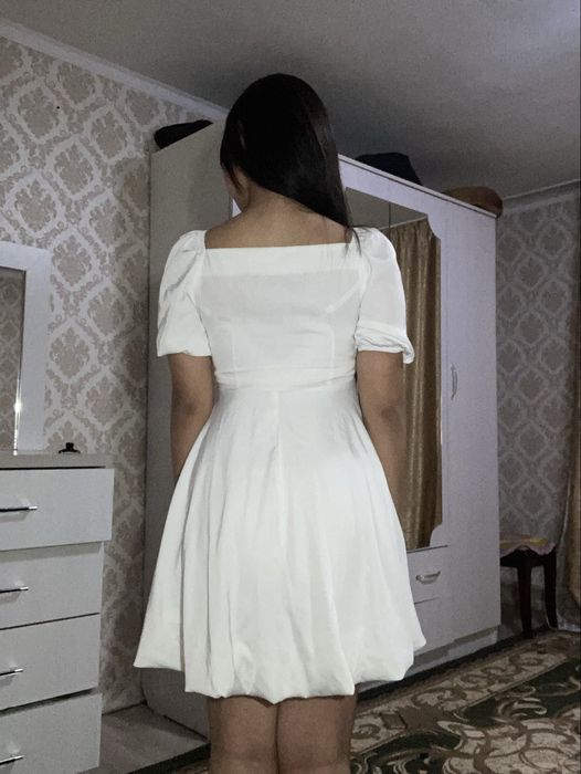 Белое летнее платье.