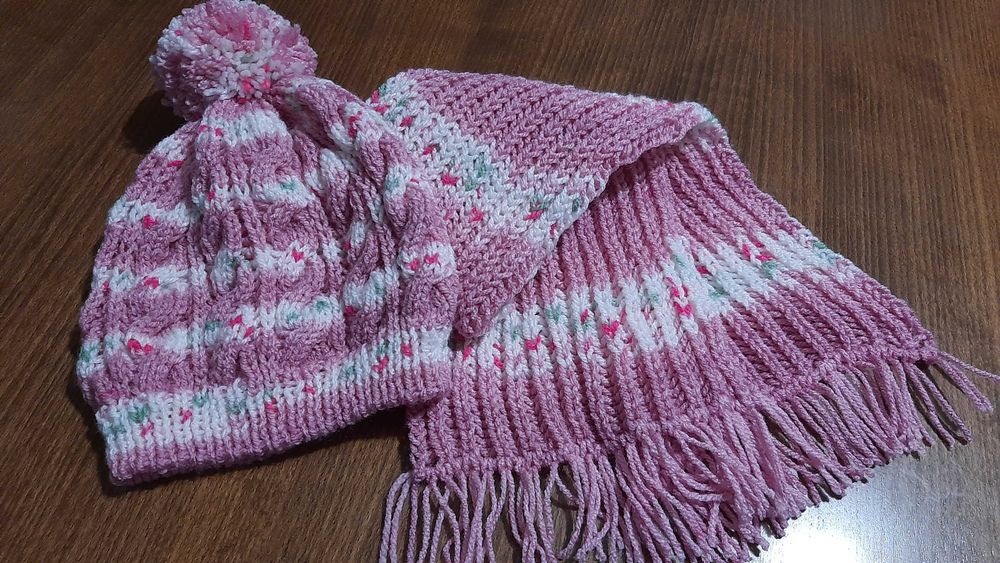 Ръчно изплетени бебешки шапка и шалче