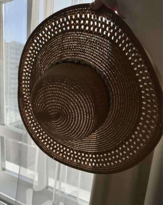 Шляпа с большими красивыми полями