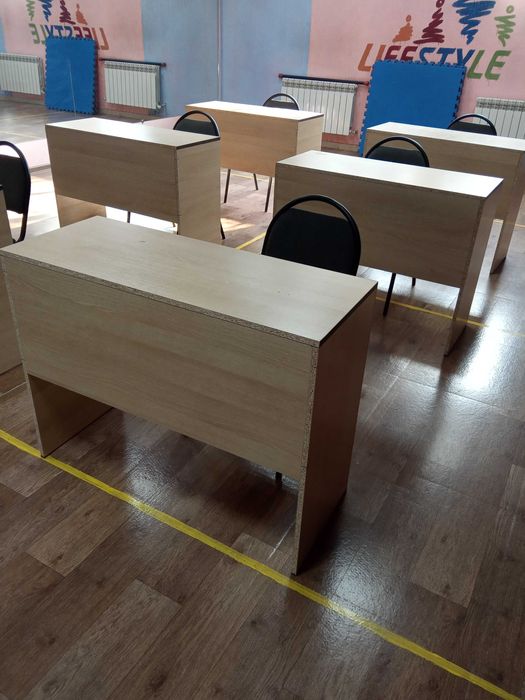 Столы для конференций и гримерные