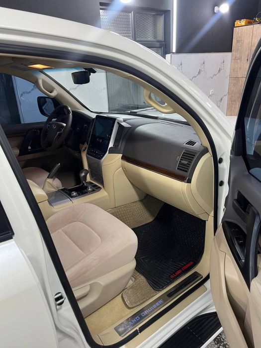 Land cruiser 200 sotiladi