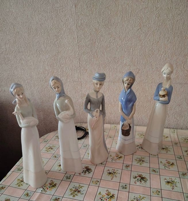 Статуэтки  фарфоровые