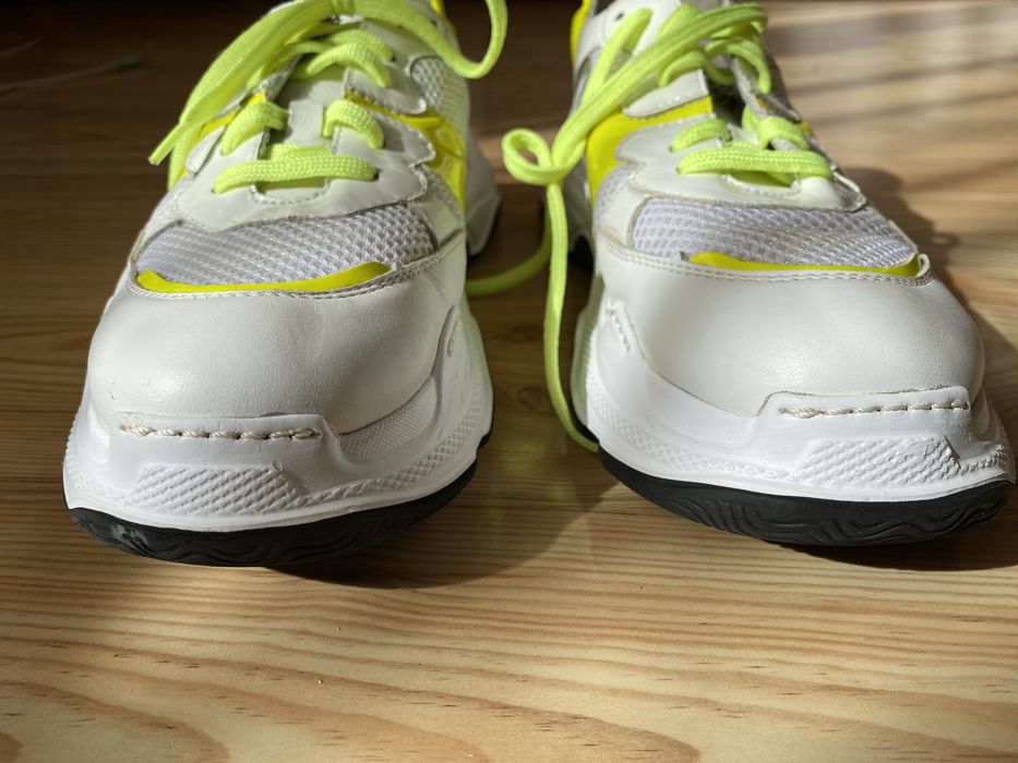 Бели маратонки на Дарис, 39 номер