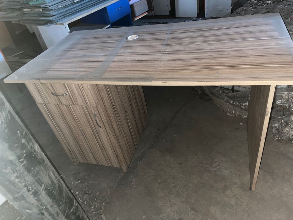 настольный стол  с тумбочкой