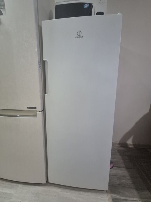 Морозильник Indesit DSZ вертикальный   белый с