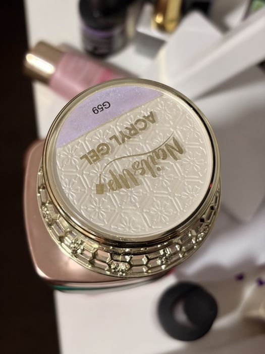 Geluri nailsup nesigilate