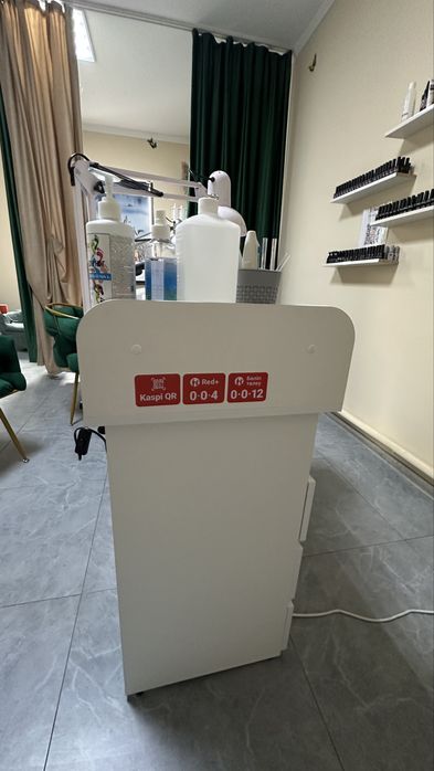 Маникюрный столик почти новый