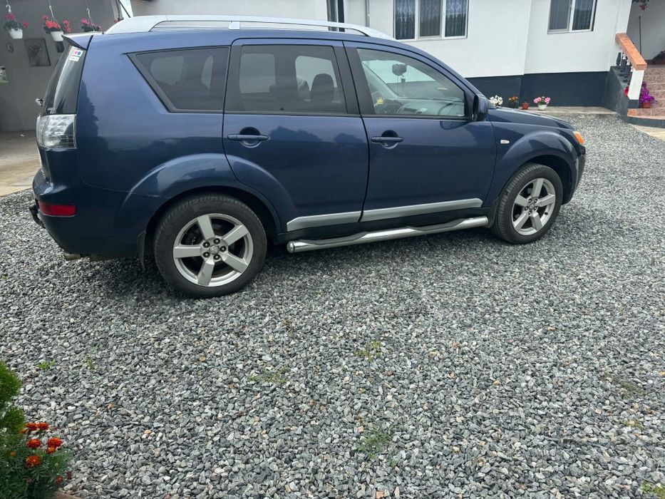 Vând Mitsubishi Outlander