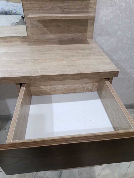 Продам туалетный столик