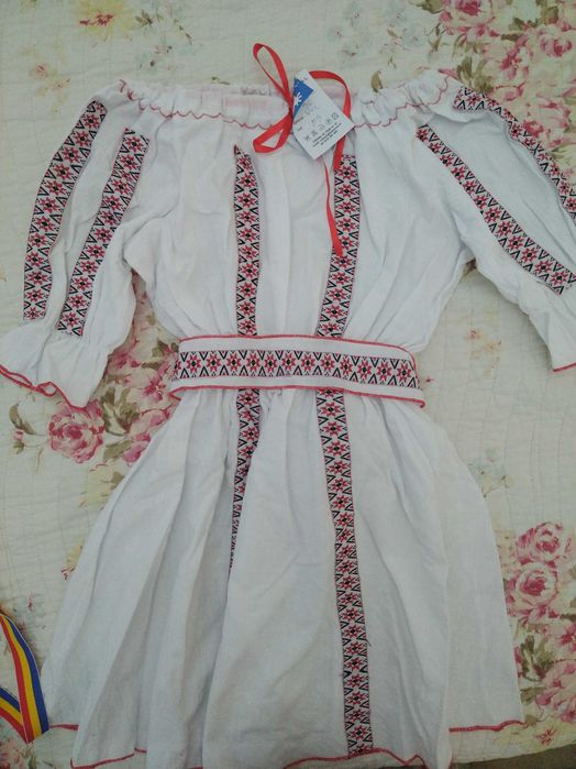 Costum tradițional pentru fete