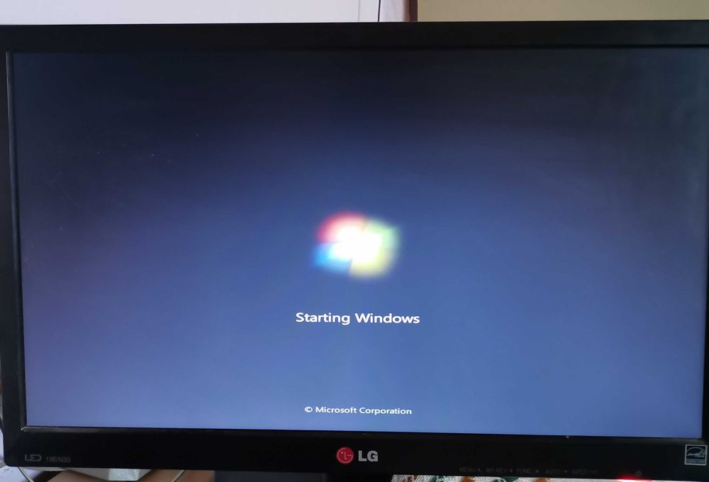 Компютър с монитор LG