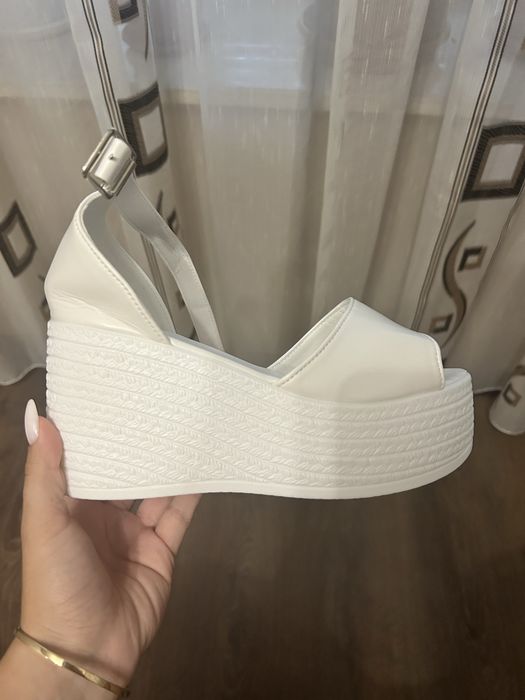 Дамски сандали чисто нови