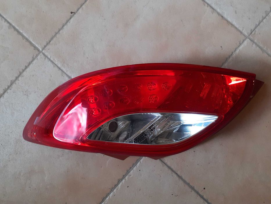 стоп заден десен за Мазда 2 леко спукан