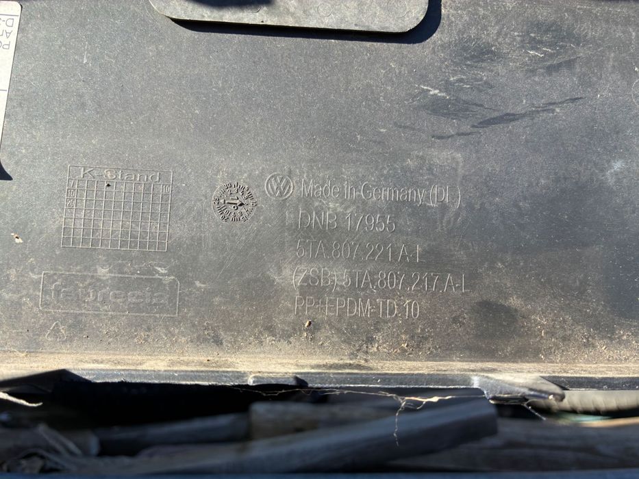 Предна броня Vw Touran. Тоуран. 15-20г. 5TA807221A-L. Оригинална.