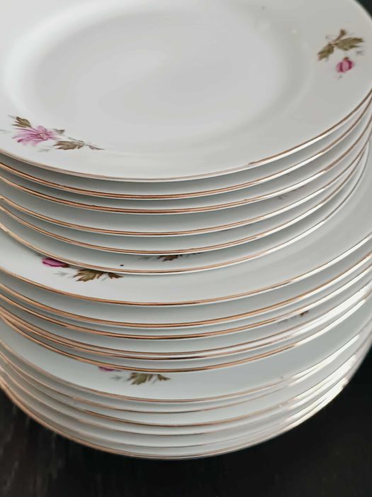 Продавам нов сервиз за хранене