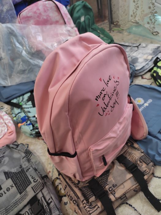 Игрушки и школьные рюкзаки