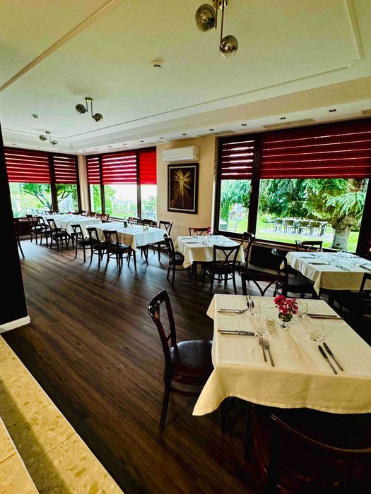 ХОТЕЛ с РЗП 1300 кв.м., работещ, град Карлово