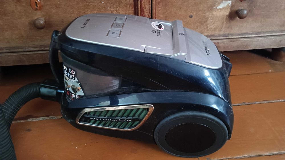 Пылесос Samsung.  1800W  HEPA фильтр