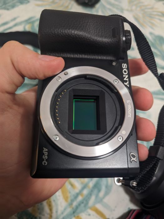 Sony Alpha a6000 ca nou - Kit complet + Geantă + Set curăţare