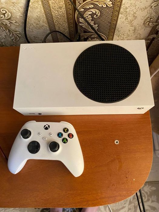 ПРОДАМ XBOX s  + 1 джойстик
