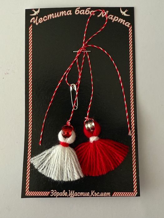 Продавам ръчно изработени мартеници!