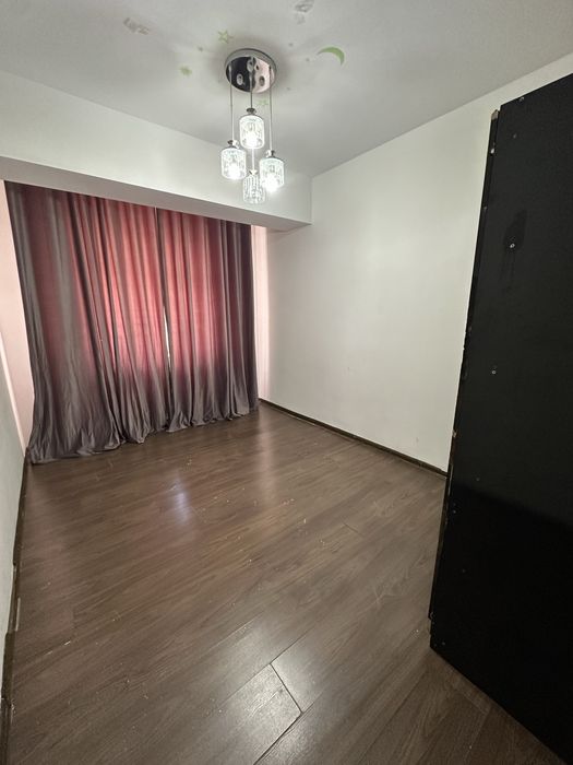 Uy sotiladi zarafshon shahar 14 mkr 4 dom 14 kvartira