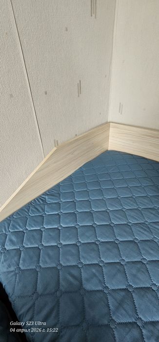 2 дивана- единият НЕИЗПОЛЗВАН с еднолицеви матраци и ракли  за  багаж