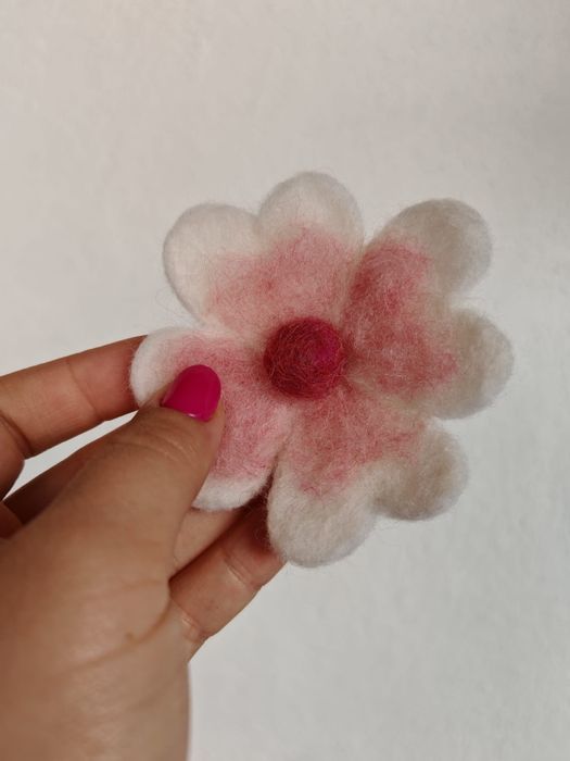 Broșe Handmade din Lână Împâslită – Modele Unice și Delicate