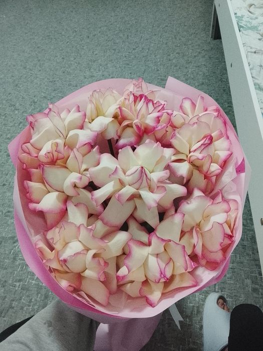 Букет гүл қолға ұстағанда жақсы