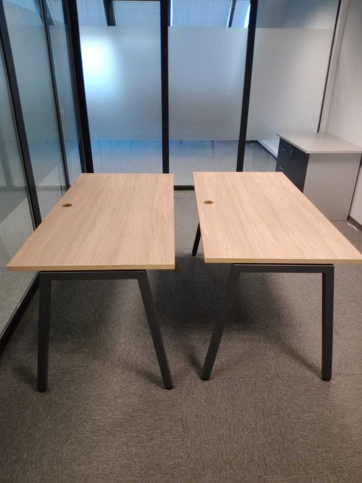 Продавам маси -2 броя