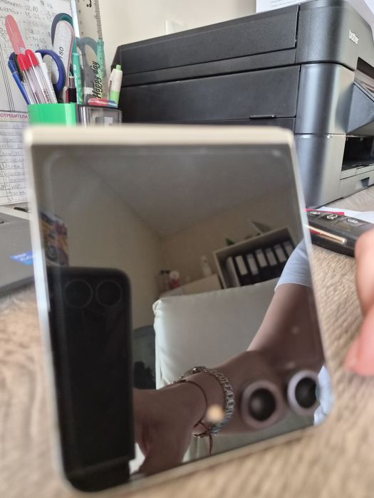 Продавам Samsung Galaxy Z Flip 5, 512GB, цвят Cream. Без забележки!