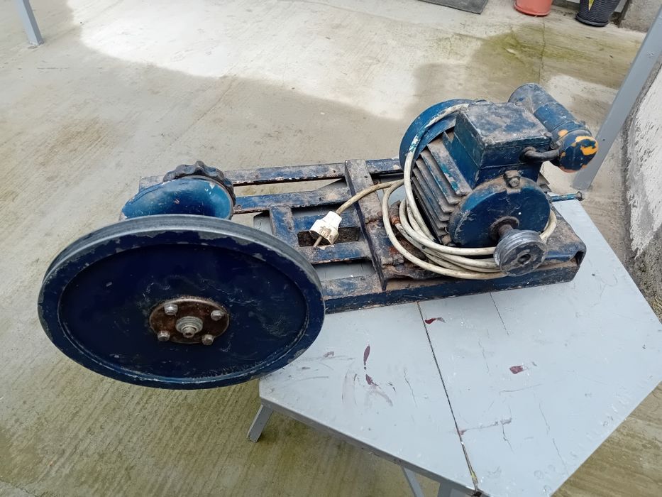 Vând mașină de tocat carne și masina de umplut cârnați