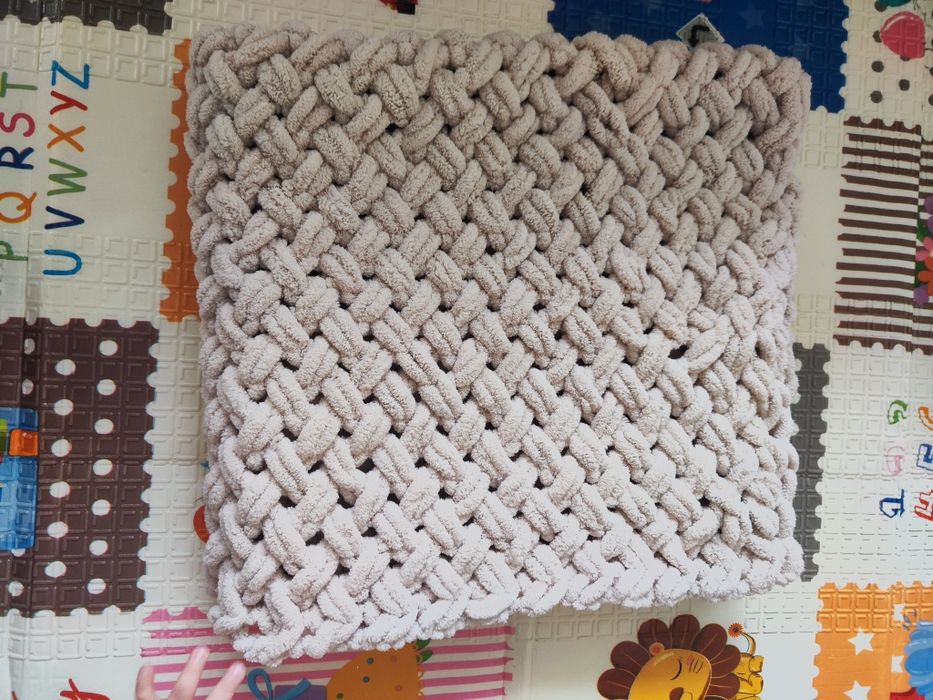 Чисто ново ръчно плетено одеалце в бежов цвят 80х85 см, много меко