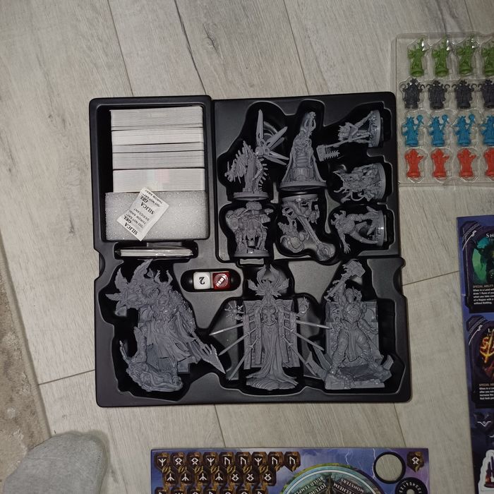 Vând Lords of Ragnarok –stare foarte bună, 3 piese lipsa 430lei neg.