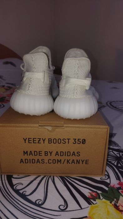 Adidași albi yeezy 350 v2 albi cu cutia lor originală mărimea 43.