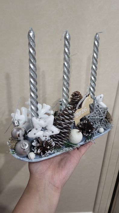 Подсвечники со свечами.