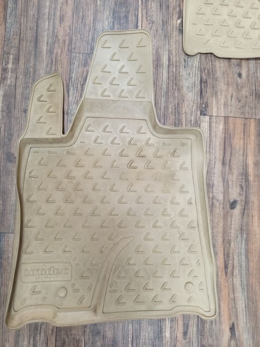 Продам  комплект ковриков