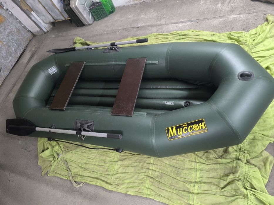 Лодка ПВХ двухместная.