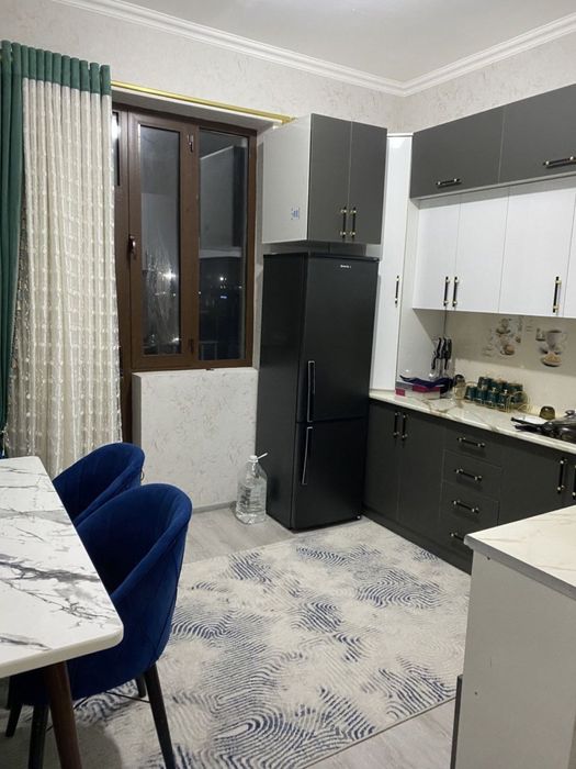 Гулистон шаҳрида 3 хонали квартира сотилади, 87 кв.м, 4-қават