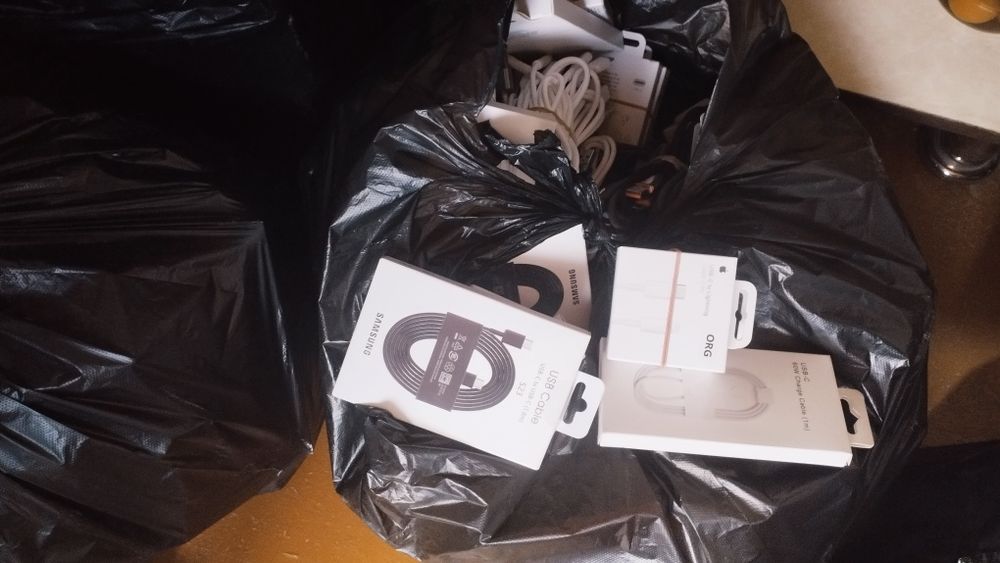 Ko'p miqdorda telefon aksesuarlari Sotiladi
