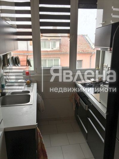 Двустаен апартамент с потенциал за преустройство в тристаен