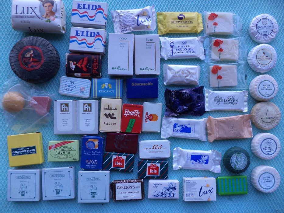 Obiecte vechi de colectie insigne monede semne arma reclame sapunuri