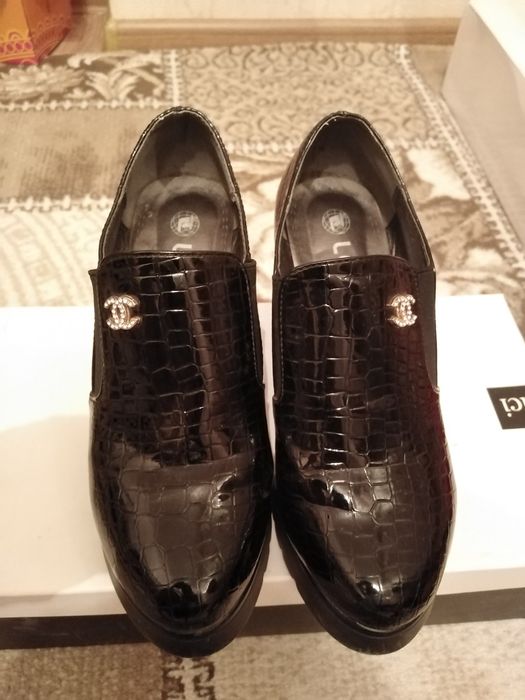 Женская обувь красного цвета