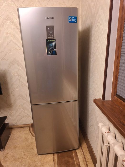 Двухкамерный холодильник Samsung, состояние отличное