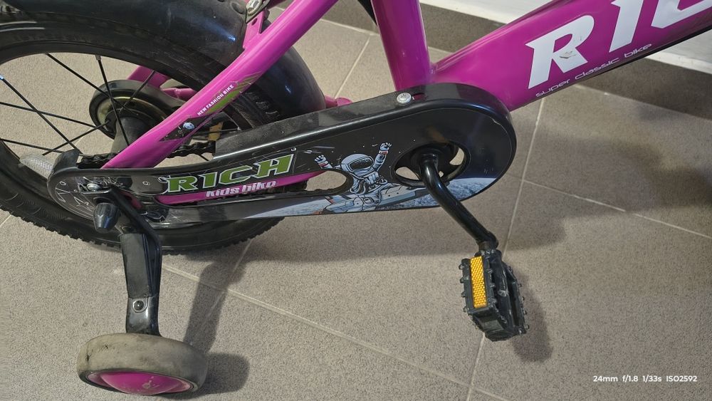 Bicicletă copii RICH 14" roz, cu roți ajutătoare și coș