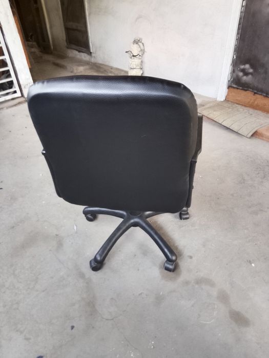 Продам два стула , 2 компьютерных кресла