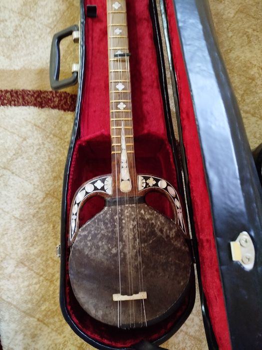 Sadafli Torlar va zakaznoy ruboblar futlyari bilan sotiladi