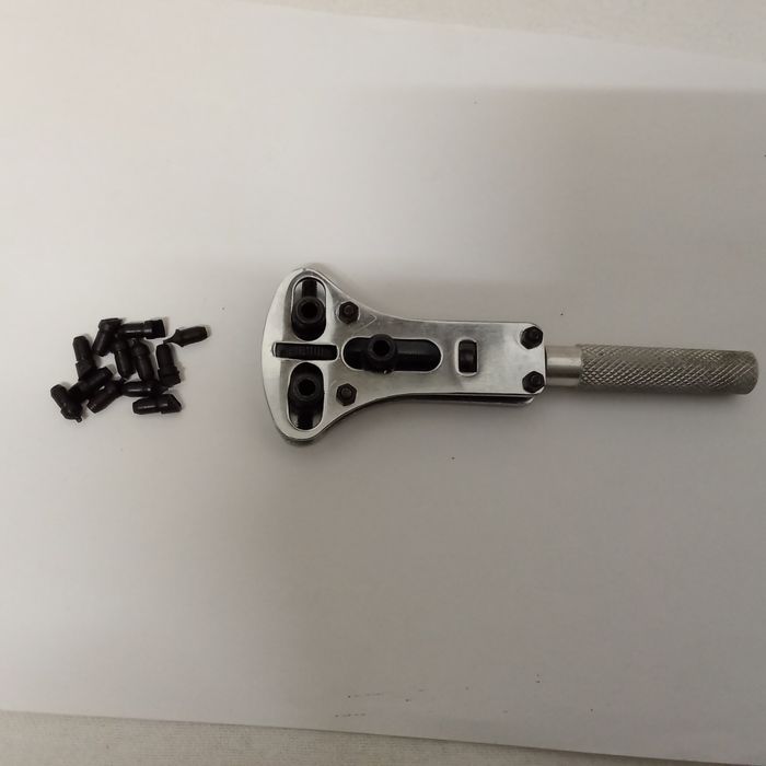 Dispozitiv pentru deschis ceasuri.